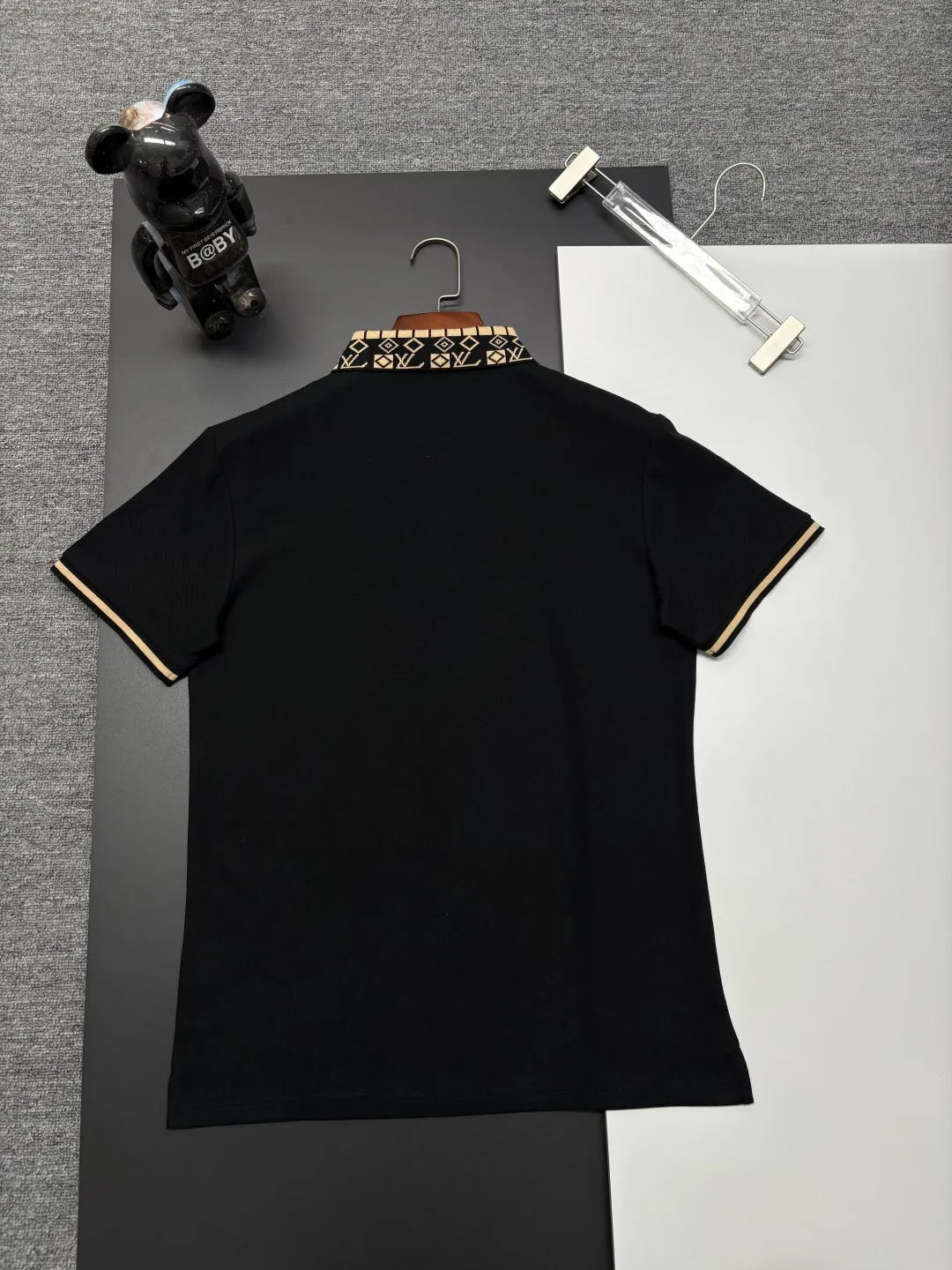 🅿️210 LV Louis Vuitton's new embroidered Polo shirt. Original fabric. Official same style. Made of 210 grams of pure cotton pique fabric, customized in the same vat dyeing fabric. It feels very comfortable and smooth. The version is quite wide and stylish. Produced by a first-line brand factory. Imported Behringer embroidery machine. The embroidery is full and textured. The collar rib is woven with imported yarn. It will not deform after long-term wear. The latest style for spring and summer. Fashionable and individual. Super versatile and good-looking. It is very suitable for both men and women. A must-have item. Color: black, white, apricot, royal blue. Size: M-XXXL